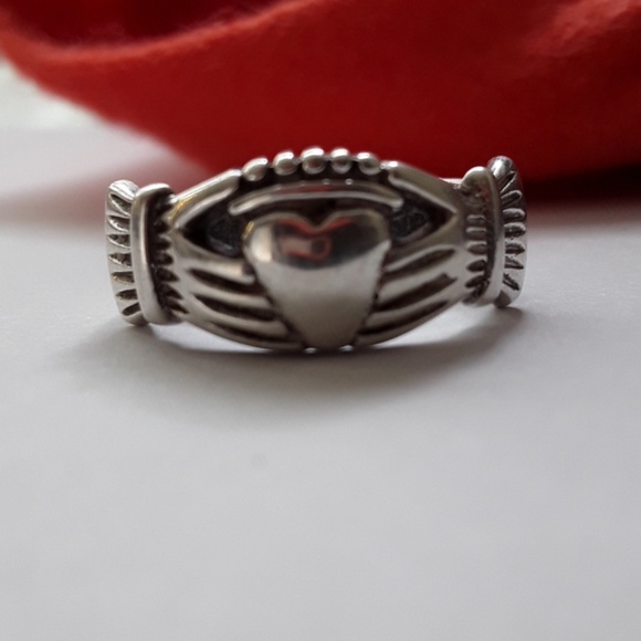 Metropolitan Museum Jewelry - Metro Museum Claddagh Silver Ring